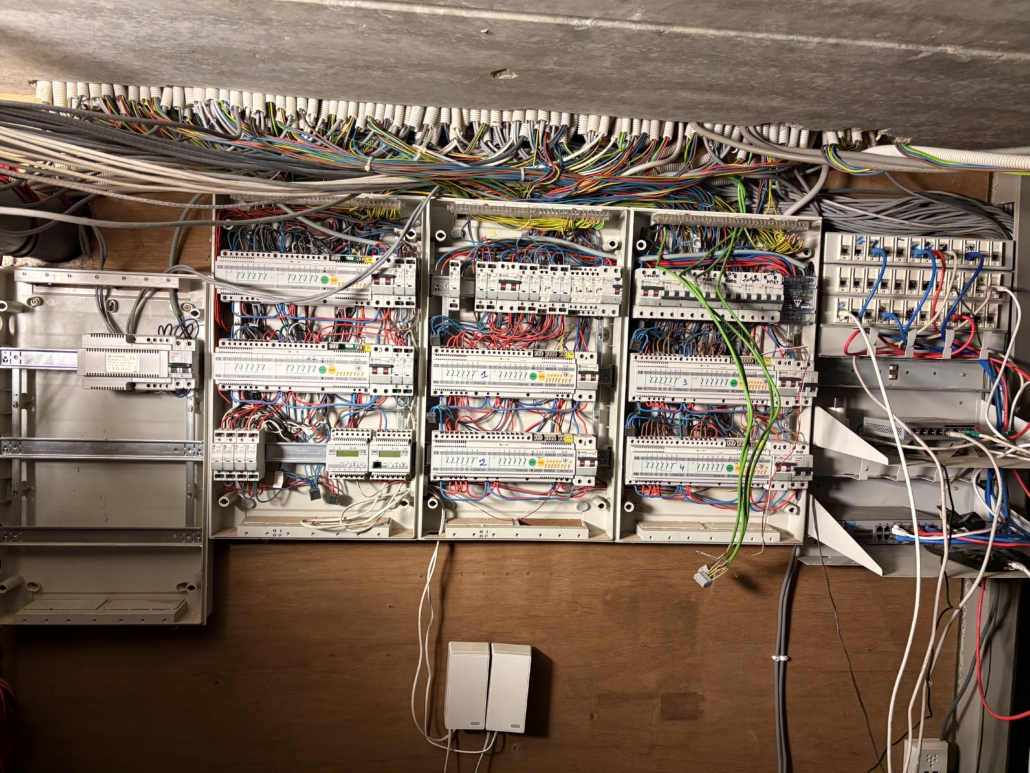 Overzicht oud systeem Deze installatie moet vervangen worden door een nieuwe domotica sturing van Dobiss.